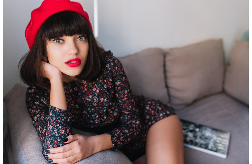 Porter un béret avec une robe : conseils pour un look féminin et raffiné